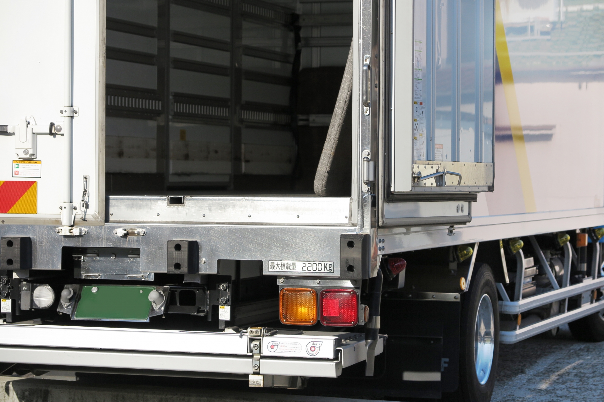 荷降ろし作業中の冷蔵・冷凍トラック