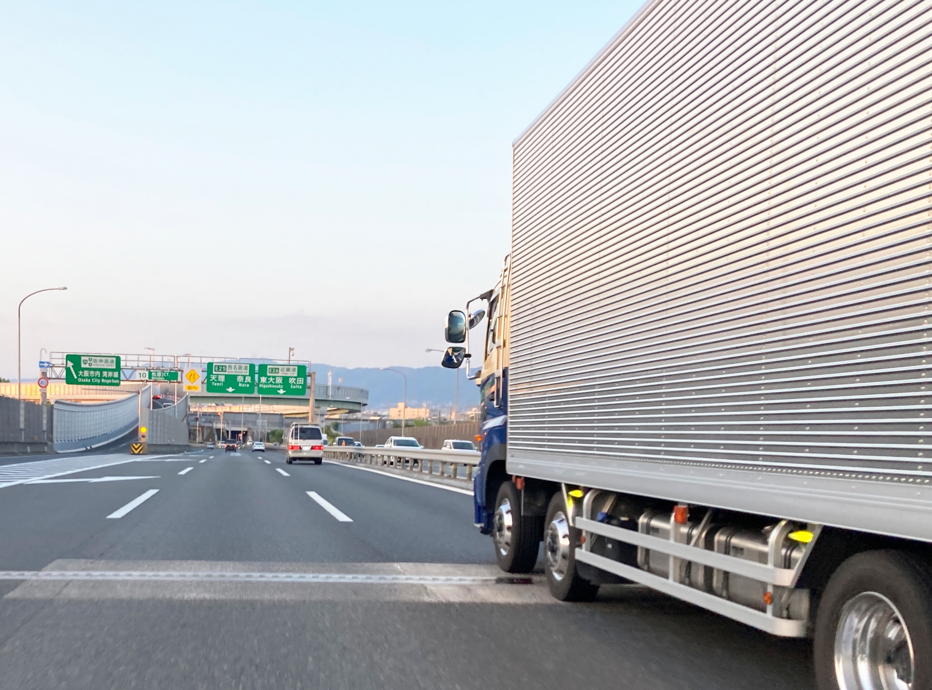 高速道路を走って荷物を配送するトラック