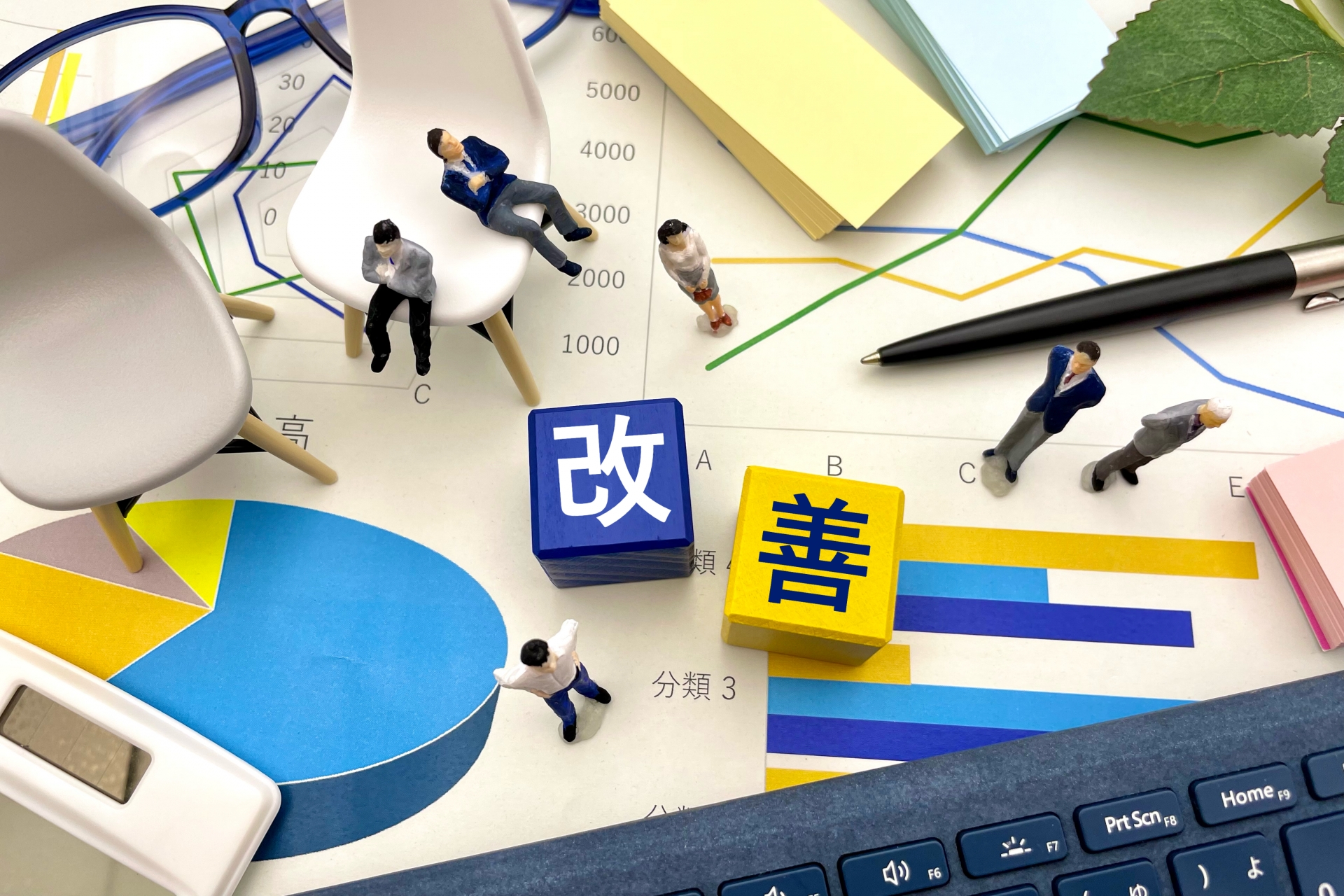 改善策を考える社員の人形