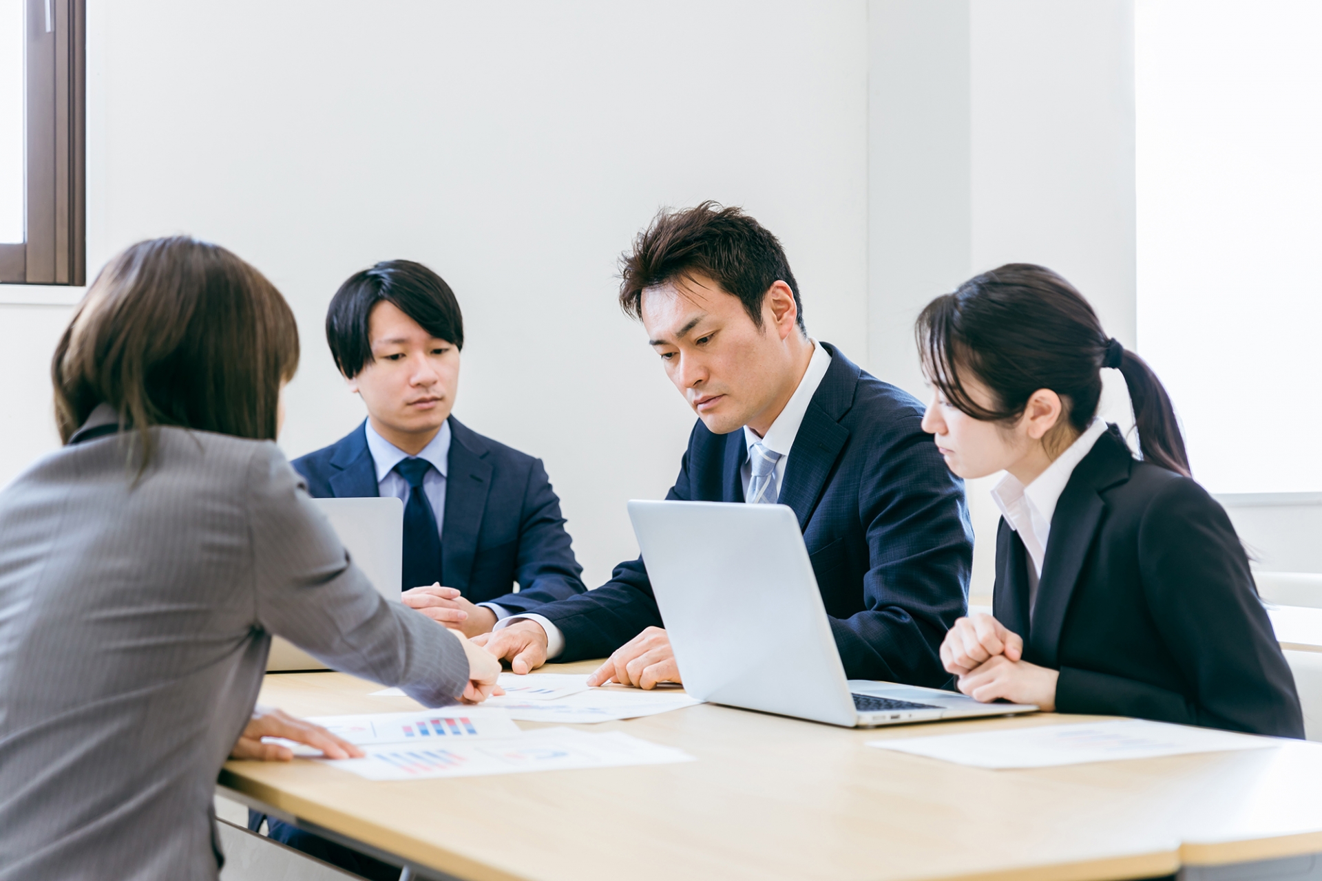 会議をする社員