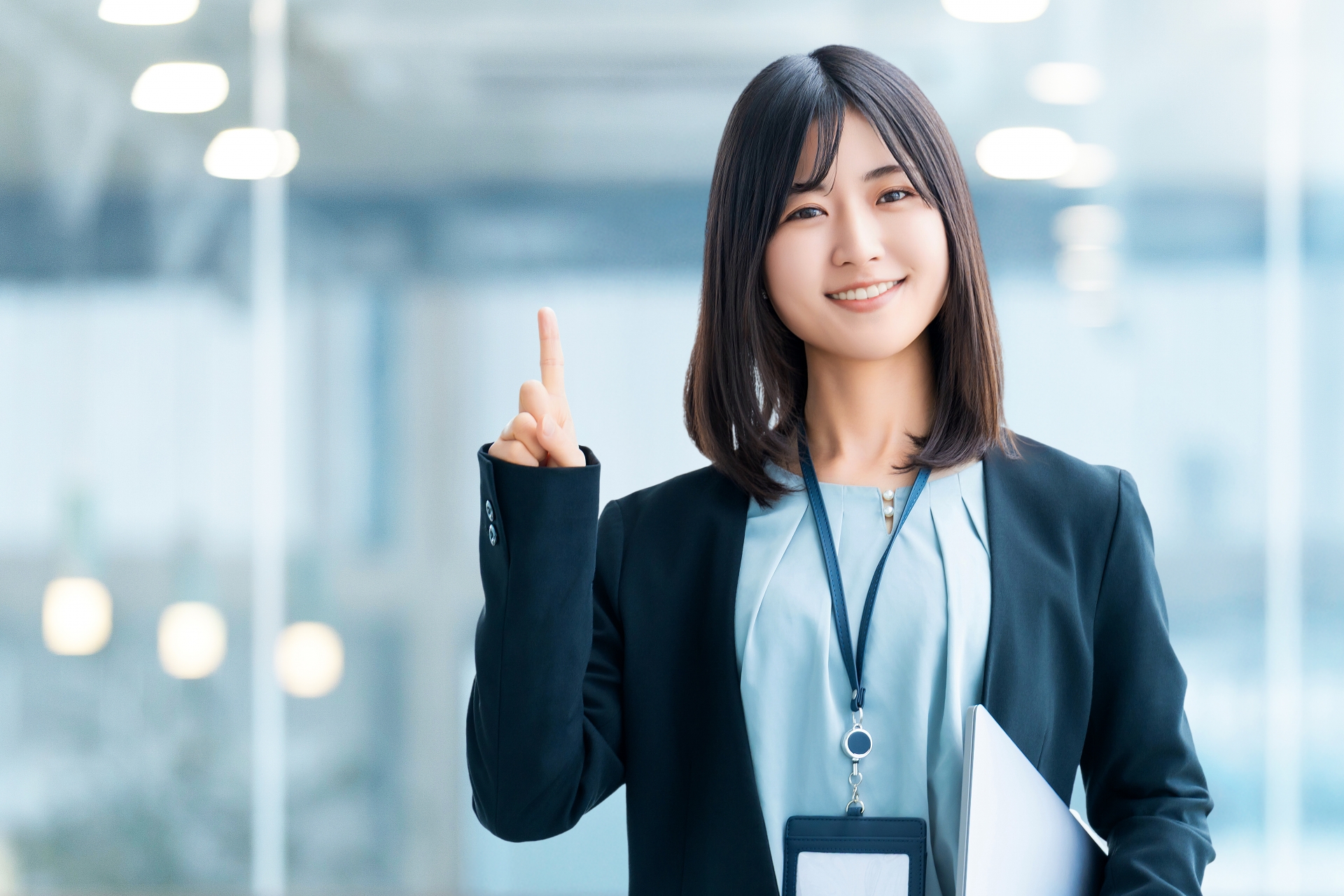 案内をする女性社員